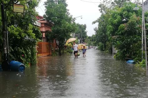 Banjir Genangi Kota Semarang Akibat Diguyur Hujan Deras Sejak Sabtu