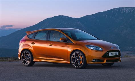 The 2013 ford focus boasts an elegant exterior design, ever vibrant with variable metallic paint options. 2013 Ford Focus ST hatchback starts at $23,700 | Carguideblog