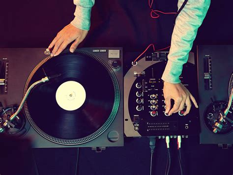 Beginners Guide To Dj Turntables Get Started The Revolver Club