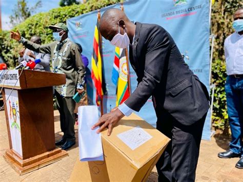 Tumwine Donates 500 Pieces Of Face Masks To Journalists In Kampala