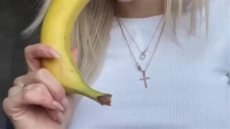 Блондинка с огромной грудью сексуально ест банан Redtube