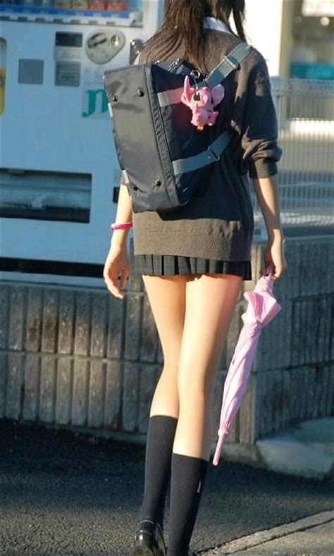 【jk街撮りエロ画像】制服スカートの丈をマイクロミニスカに改良したミニスカ女子校生を盗撮ww エロ画像ミルナビ