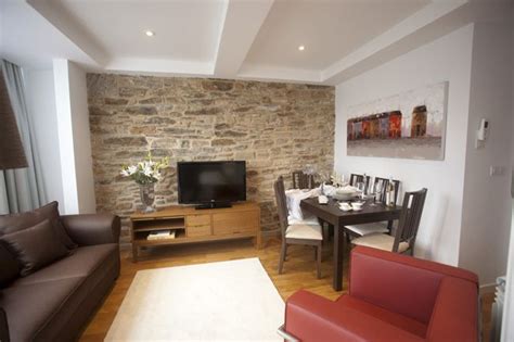 Reserva fácil, rápido y garantiza tu habitación en el apartamentos compostela suites ha abierto sus puertas en 2009, con servicios de un 3 *. Catedral Suites - Apartamentos Turísticos en Santiago de Compostela, Galicia. Apartamento ...