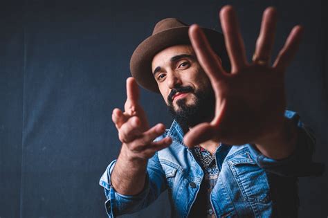 ‎argentinean singer abel pintos made his live debut at the age of seven while participating in a special event at his elementary school. El fenómeno Abel Pintos: ¿Por qué suena en la radio y ...