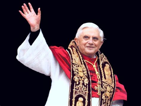 Als papst franziskus zwei weiße tauben aus dem fenster des apostolischen palastes fliegen ließ zum abschluss der karawane für den frieden, einer tradition junger katholiken in italien, wurden. Der Papst Franziskus: Die Kleidung von Papst Franziskus