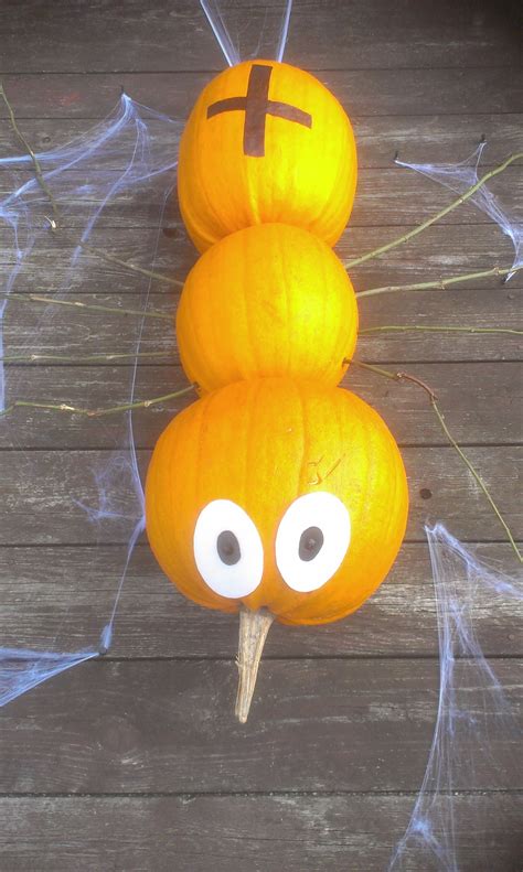 Halloween sarg dekoration halloween deko halloween halloween party basteln deko ideen halloween selber machen halloween party rezepte halloween lebensmittel. Schnelle Halloween-Deko für den Garten:: Das Portal für ...