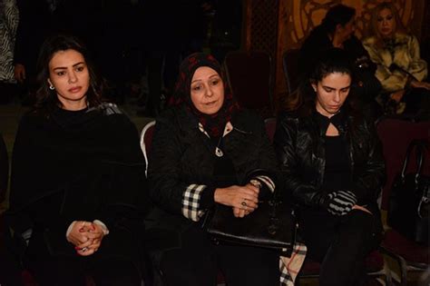 وقالت شريهان، عبر حسابها الشخصي بموقع «تويتر»: زيزي مصطفى تظهر مستندة على عكاز.. شاهد