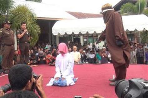 Tujuh Pelaku Mesum Di Aceh Dicambuk Satu Pingsan