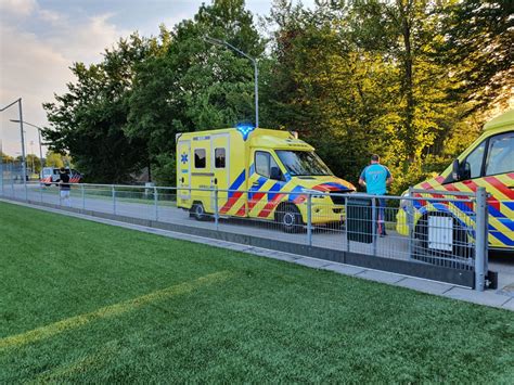 Voetbal is een interessant en spannend spel. Voetballer succesvol gereanimeerd op voetbalveld in ...