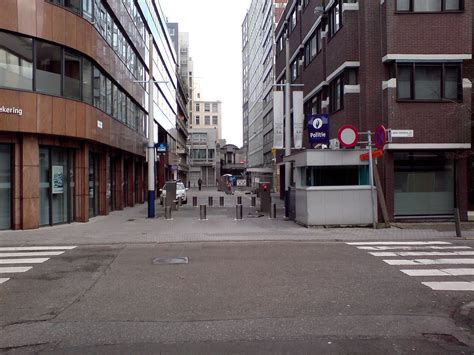 The diamond heist in question took place in antwerp, belgium, and it saw a crew of italian thieves somehow get passed 10 layers of security to the vault underneath the antwerp diamond center. The Antwerp diamond heist dubbed the "heist of the century ...