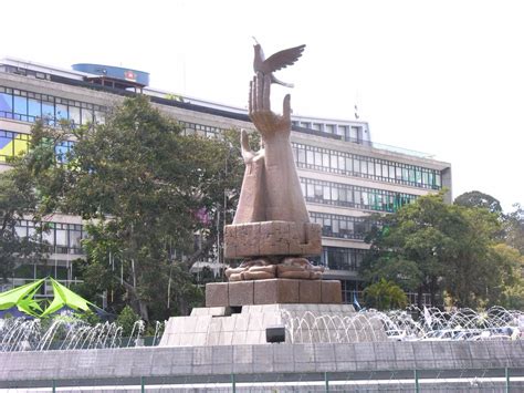 Monumento a La Paz, frente a la Municipalidad de Guatemala. Ciudad de