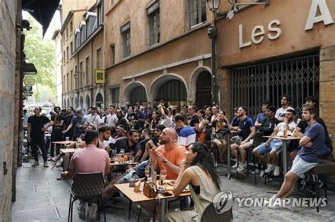 Uefa 유로 2020은 16번째로 개최되는 유럽 축구 선수권 대회이다. 사진톡톡 실외 '노마스크'에 통금까지 사라진 프랑스