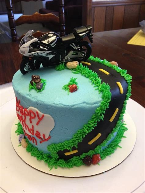 No matter if you live in a hot, humid, cold, or dry area, all roads possess the ability to be rather harsh to your skin should you ever go down. Motorcycle cake | Motorcycle birthday cakes, Cake, Cupcake ...