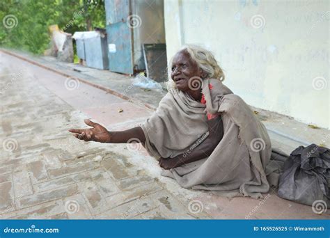 An Indian Woman Begging On The Streets 编辑类图片 图片 包括有 产生 纵向 165526525