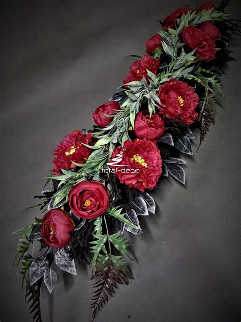 Kompozycje kwiatowe na grób stroiki z czerwonych kwiatów na cmentarz