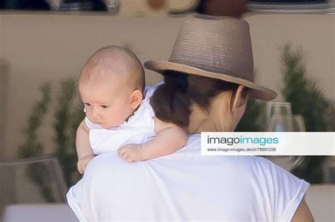 No Credit Marion Cotillard And Son Marcel And Louise Canet At The Restaurant During Jumping To