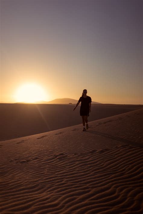 Walking In Desert Pictures Download Free Images On Unsplash