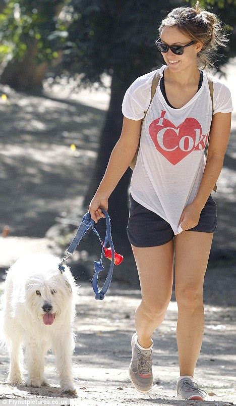 Olivia Wilde Shows Off Her Perfectly Toned Legs As She Takes Her Pooch For A Walk Daily Mail