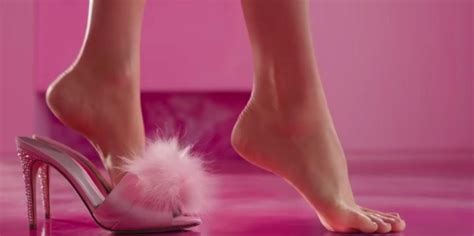 margot robbie s iconic barbie foot scene has inspired a new tiktok trend indy100