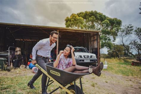 Anty & iccink prewedding outdoor dengan konsep casual dan. Keren Prewed Baju Putih Celana Cream | Gallery Pre Wedding