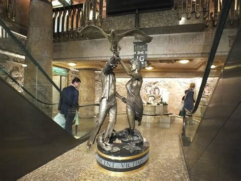 Inspiration for the statue comes from diana and dodi's last few days together spent holidaying in the mediterranean, a statement issued by harrods said. Princess Diana/Dodi Fayed Memorial - Picture of Harrods, London - TripAdvisor