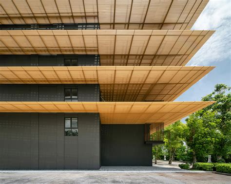 Aca Architects Combines Vertical Timber Screens With Cantilevered