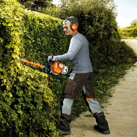 HS 82 Taille Haie Thermique STIHL