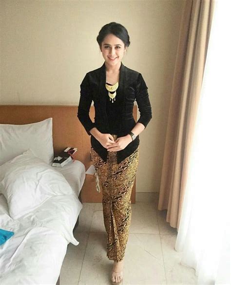 Model ❤ kebaya hitam pilihan: 25+ Model Kebaya Kutu Baru 2019 (Modern & Elegan)