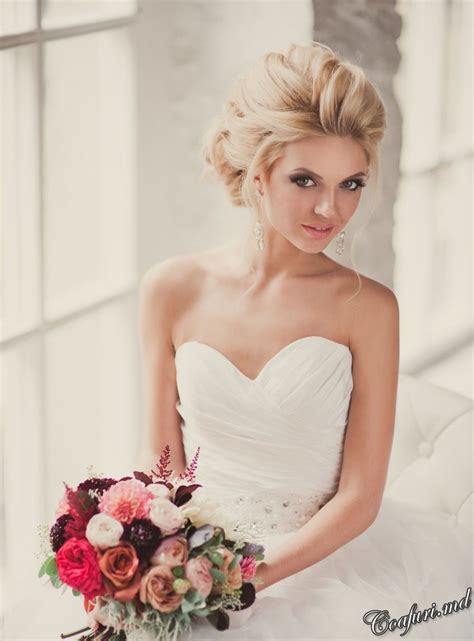 Printre clasicele coafuri de mireasa cu par mediu se numara si onduleurile feminine, elegante, cu accente pe unele suvite. Coafuri nunta
