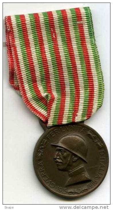 Comparison of insigne, tableaux de beaucoup des adjectifs italiens, comparaison, tous les formes insigne. Passerands décorés de l'insigne italien Fatiche di guerra ...