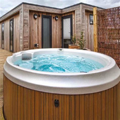 J 210 Round Jacuzzi Hot Tub 4 5 People Wittering West Kettering