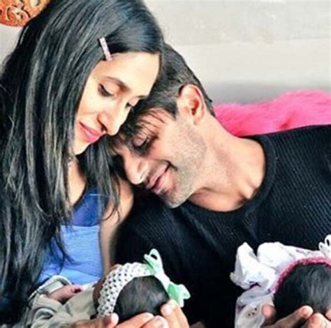 Karanvir Bohra Posts A Pic With Wife Teejay And His Twins On Her