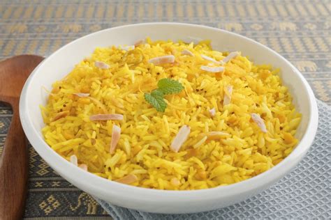 Trita il porro e fallo soffriggere nella risottiera insieme ad un po' d'olio, sfuma col vino bianco e lascialo evaporare. Ricetta risotto curcuma e mandorle