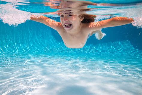 Unterwasser Kind Schwimmen Unter Wasser Kind Junge Schwimmen Und Tauchen Unter Wasser Im Pool