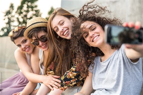Four Girlfriends Taking A Selfie On A Windy Day Del Colaborador De Stocksy Jovo Jovanovic
