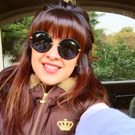 أخبار غير سارّة عن الفنانة ياسمين عبدالعزيز. ياسمين عبدالعزيز ترتدي أغرب نظارة.. صور
