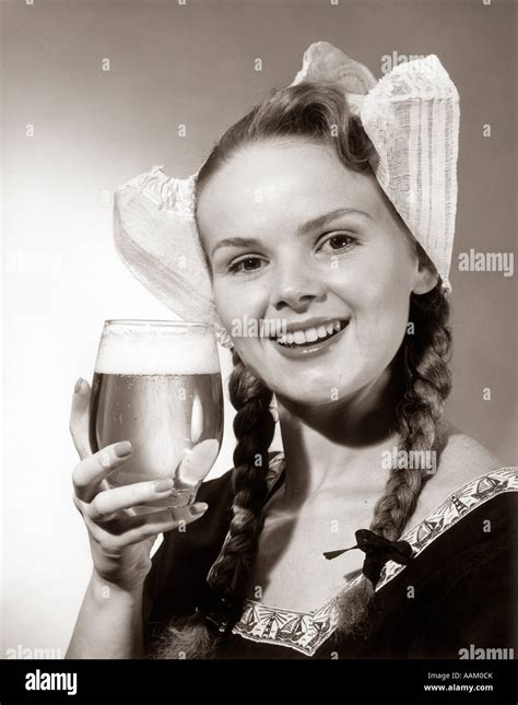 1950 Retrato De Mujer En Traje Tradicional Holandés Sonriente Sosteniendo Un Vaso De Cerveza