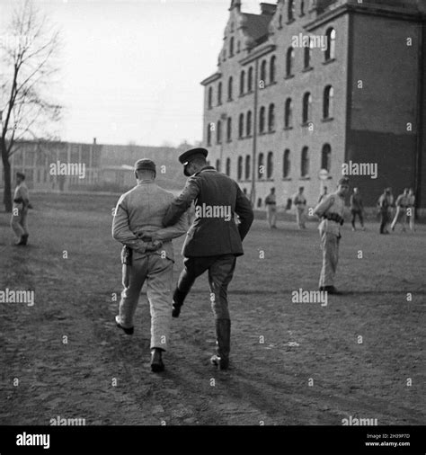 Rekruten Der Wehrmacht Zeigen Bei Einem Tag Der Offenen Tür In Einer