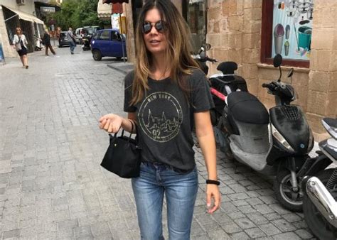 Διακοπές με τον γιο και τον σύζυγό της. Κατερίνα Μουτσάτσου: Συνεχίζει τις διακοπές της στην ...