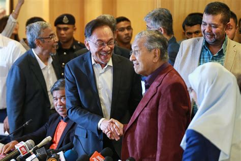 Pemimpin oposisi malaysia, anwar ibrahim mengatakan pemerintahan perdana menteri muhyiddin yassin telah jatuh. It looks like Mahathir may be behind "Langkah Sheraton ...