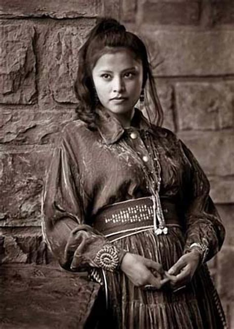 Navajo Indian Girl Native American Beauty Native American Women Native American Photos