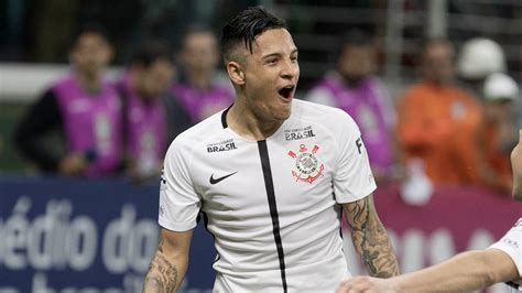 Guilherme antonio arana lopes , known as guilherme arana, is a brazilian professional footballer who plays as a left back for atlético mineiro, on loan from sevilla. Desafio do 'sim ou não': Guilherme Arana se vê como melhor ...