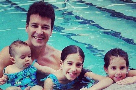 Rodrigo faro é um apresentador, ator e cantor brasileiro. Rodrigo Faro curte piscina com as filhas ~ Rodrigo Faro