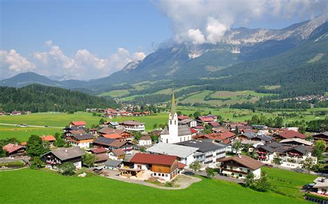 90 modern lifts, 70 rustic mountain huts, 280 kilometres of slopes and a majestic mountain panorama win over lovers of the austrian alps. Ellmau Wilder Kaiser - TIROL INSIDER