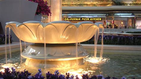 The gardens mall locates itself at the center of the mid valley city. The Gardens Mall - Martin Aquatic Design & Engineering