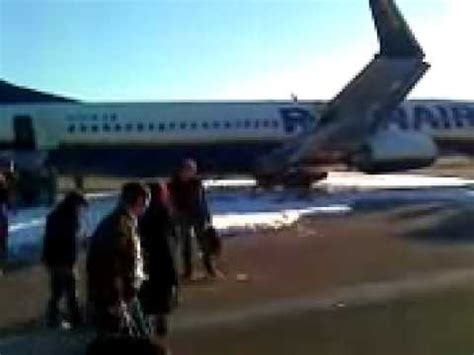 Here's how to make the experience better on europe's most famous today's video: Ryanair Birdstrike Crash Italy Boeing 737 Engines broken ...