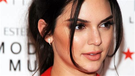 Kendall Jenner Opens Up About Her Struggle With Acne Huffpost Canada