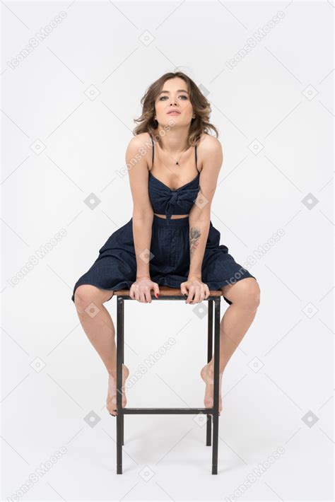 Fotos De Mulher Sensual Sentada Na Cadeira Do Bar Com As Pernas Bem Abertas
