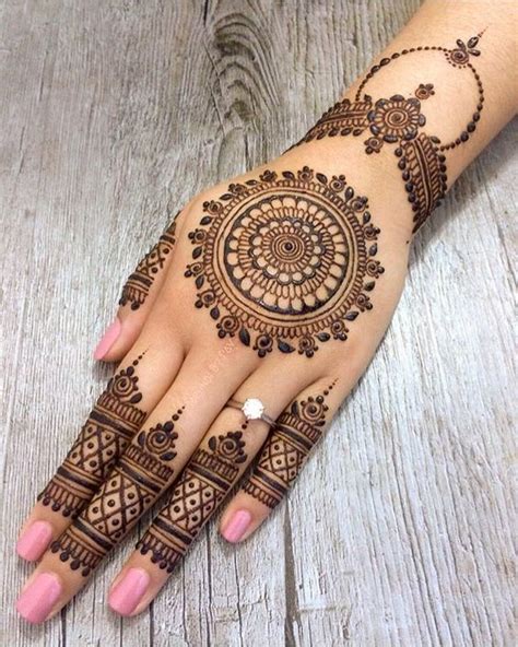 Mehndi has been utilized by numerous and not just by ladies nowadays. Simple Circular Mehndi Design - Bridal Arabic Mehndi ...