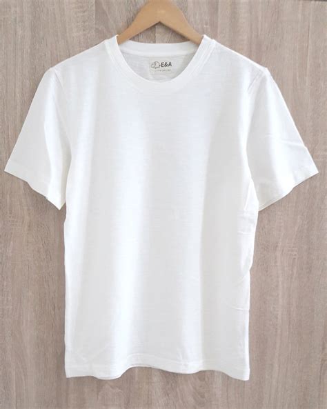 These white plain t shirts are available in distinct varieties starting from trendy, casual ones to formal clothes to wear in your office or workplace. Blank plain white T-shirt (no fluorescent white) boys ...